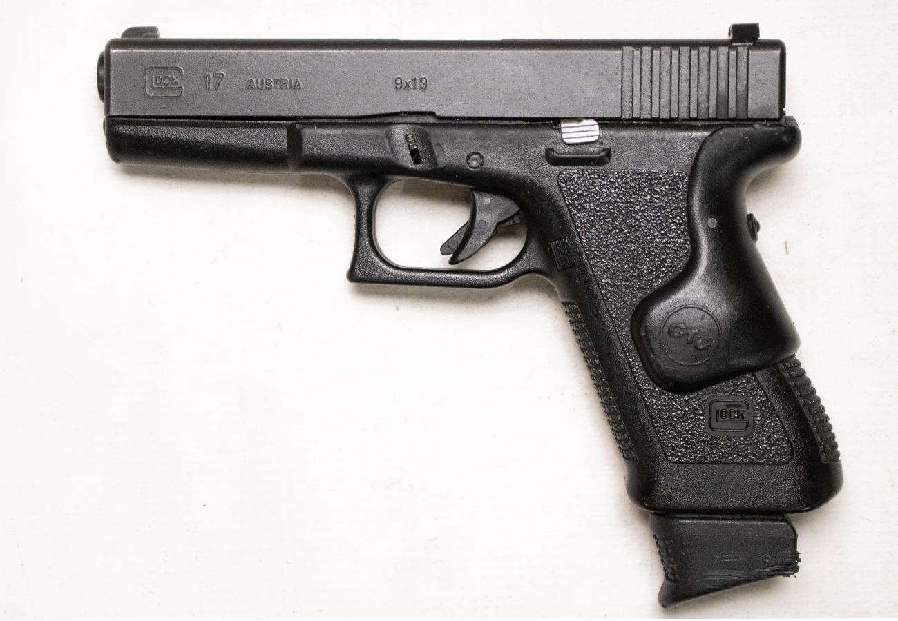 GLOCK 17 Gen2 9mm Police Trade-In Semi-Auto Pistol with Grip Laser